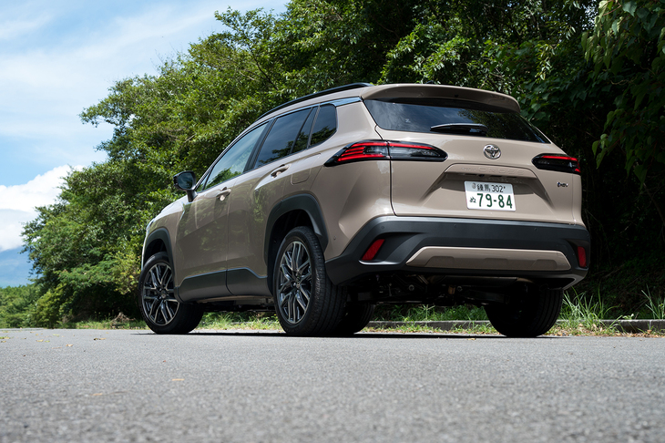 リアコンビランプはフルLED化されるとともに点灯パターンを変更。フロントのデザイン変更に伴い、実はボディー全長が4490mmから4455mmへと短くなっている。