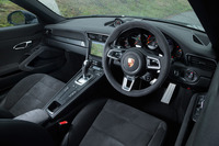 他の「GTS」モデルと同じく、各所に用いられたアルカンターラ素材が目を引く「911カレラGTS」のインテリア。装飾パネルには、ブラックアルマイト仕上げのブラッシュトアルミニウムが用いられている。