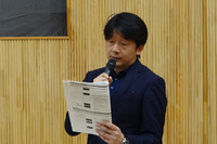 レクサスとともに、このイベントを共催し、司会を務めた『MITテクノロジーレビュー』編集長の中野克平さん。MITテクノロジーレビューは創刊118年を誇る、世界最古のテクノロジー誌。日本では2016年10月にwebサイトとしてスタートしている。