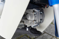 今回の改良では、最新の排出ガス規制に対応した新エンジンを採用。大幅なロングストローク化により、最大トルクの増強と燃費性能の向上も図られた。