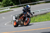 車両重量は200kg(燃料除く)。標準モデルの「1290スーパーデュークR」より2kg増している。