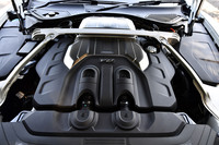 【ベントレー・コンチネンタルGT V8コンバーチブル】
ボディーサイズ:全長×全幅×全高=4880×1965×1400mm/ホイールベース:2850mm/車重:2370kg/駆動方式:4WD/エンジン:4リッターV8 DOHC 32バルブ ツインターボ/トランスミッション:8段AT/最高出力:550PS(405kW)/5750-6000rpm/最大トルク:770N・m(78.5kgf・m)/2000-4500rpm/タイヤ:(前)275/35ZR22 104Y/(後)315/30ZR22 107Y(ピレリPゼロ)/燃費:12.5リッター/100km(約8.0km/リッター、WLTCモード)/価格:3078万円/テスト車:3297万1380円
【取材時の燃費データ】
テスト距離:434.2km(市街地2:高速道路6:山岳路2)/使用燃料:53.6リッター(ハイオクガソリン)/参考燃費:8.0km/リッター(満タン法)/6.0km/リッター(車載燃費計計測値)