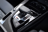 「RS 5クーペ」のシフトセレクターまわり。従来型に備わっていたMMIコントロールダイヤルや操作スイッチは、タッチ式モニターの採用に合わせて廃止され、そのスペースはふた付きの小物入れになった。