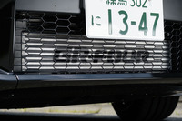 グリル中央に備わったインタークーラーは「GR-FOUR」のロゴ入り。「RZ“ハイパフォーマンス”」ではウオータースプレー機能が標準装備だ。