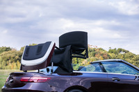 電動ソフトトップは約50km/hまでなら走行中の開閉も可能。オープン/クローズのアクションは、それぞれ約20秒で完了する。ほろは多層構造で、静粛性にも優れていた。