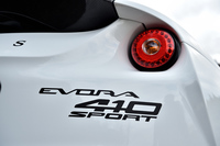 リアに貼られた「EVORA 410 SPORT」のバッジ。2+2シーターが基本の「エヴォーラ」のラインナップにおいて、「スポーツ410」は2シーター仕様となる。