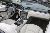 従来モデルから大きく変更されたインストゥルメントパネル。最新のインフォテインメントシステムの採用によってオーディオなどの操作ボタンが整理され、センタークラスターまわりはすっきりとした意匠となった。