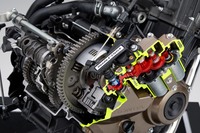 ホンダの新たな自動変速システム「Honda E-Clutch」は、クラッチコントロールの自動制御により、クラッチレバーを操作することなくスムーズな発進、変速を可能とした電子制御技術。シフトペダルの操作は必要だ(写真は構造を示すカットモデル)。