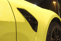 フロントフェンダー左右に設けられたエアアウトレットに、M社のシンボルカラーとともにデザインされた「competition」のエンブレムが備わる。