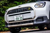 複雑な輪郭を描いた八角形のグリルを中心に据えた、グラフィカルで印象的なフロントマスク。ユニークな形状のヘッドランプには、アダプティブライトとハイビームアシスタントが内蔵されている。