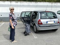 「クリオ」に買った物を積み込むエルシーリアおばちゃん。