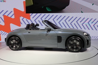 FR車らしい「ロングノーズ&ショートオーバーハング」のスタイリングが目を引く「ダイハツK-OPEN」。展示車は16インチサイズのホイールを装着していた。