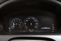 「XJR575」のインストゥルメントパネル。メーターの代わりに12.3インチのTFT液晶パネルが装備される。