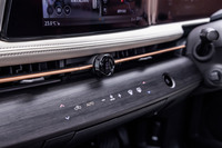 空調の操作はタッチ式のハプティクススイッチで行う。フラットなパネルに各種アイコンが浮かび上がり、振動などの触覚を通じて指先に操作感がフィードバックされる。