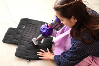 はたいただけでは落ちないゴミを取り除くため、フロアマットをハードブラシでゴシゴシ。