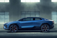 「ランザドール」はBEVのコンセプトモデル。SUVとクーペのスタイルを融合した、2+2のシートレイアウトを持つグランドツアラーだ。前傾した六角形のフェンダーモールなどに、「カウンタック」のモチーフが見られる。