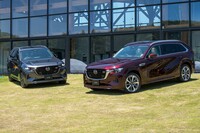 「マツダCX-80 XDハイブリッド プレミアムモダン」(写真向かって右)と「CX-80 XDハイブリッド エクスクルーシブスポーツ」(同左)。