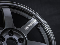世界的にその名を知られる鍛造ホイールの最高峰ブランド「VOLK RACING」。スポーク部に輝くロゴからも、その誇りが伝わってくる。