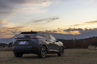 この試乗車のボディーカラーはマイナーチェンジで新規設定された「セレニウムグレー」。同時に追加された「オケナイトホワイト」も合わせて全5色から選べる。