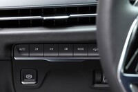 駆動方式の切り替えは、ダッシュボード左端にズラリと並んだスイッチで操作。このあたりは意外とアナログだ。ローレンジのギア比は2.720である。