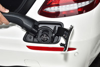 充電ポートは車体の右後ろにある。満充電までに必要な時間は、AC200V電源使用で約4時間以内とのことだ。