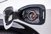 ボディーの左フロントフェンダーに急速充電用ポート(写真)が、右フロントフェンダーに普通充電用ポートが備わっている。