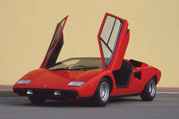 「ランボルギーニ・カウンタックLP400」。パフォーマンスはもとより、マルチェロ・ガンディーニ氏の手になる個性的なデザインで広く知られる。