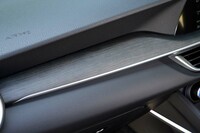 グレーオークのウッドパネルに寄ってみる。木目を生かしたオープンポア仕立てだ。