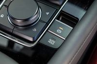 AT仕様、MT仕様を問わず、パーキングブレーキは電気式。一度停車するとブレーキから足を離しても停車状態を保持するオートブレーキホールド機能も備わる。