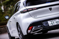新型「プジョー308」は、ガソリン/ディーゼル/プラグインハイブリッドの、3つのパワートレインをラインナップ。今回は、1.2リッター直3ガソリンエンジン搭載の「アリュール」に試乗した。車両本体価格は305万3000円。