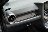 助手席の前方が掘り込まれ、棚のような造形に。同乗者がスマートフォンを置くのではなく、後付けのサブメーター類を取り付けやすくするのが目的だという。