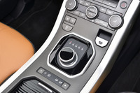 シフトセレクターはダイヤル式。イグニッションオンとともにセンターコンソールの中央からせり出してくる。