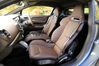 「A110リネージ」にはサベルト製のスポーツシートが装着される。ブラウンレザー仕立てで、シートヒーター付き。