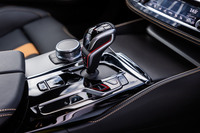 トランスミッションは8段AT。シフトノブの上部に、3つのシフトプログラムから好みのモードを選択できるスイッチを配置している。