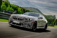 新型「M5」が0-100km/h加速に要する時間は3.5秒。最高速は305km/hとなっている。