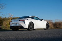 “EDGE”のフロントバンパーとリアのサスペンションメンバー、前後のサスは「レクサスアップグレードセレクション」として既納車にも装着可能。ハイブリッドの「LC500h」にも装着できるが、「LC500コンバーチブル」はサービスの対象外。