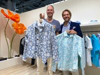 州花カリフォルニアポピー柄のシャツを掲げているのはロバート・タルボットのクリエイティブディレクター、セバスティアン・ドーリンガー氏(左)。「ウィリス・ジープ」柄のシャツを持つのはアレックス・アンジェルシックCEO(右)。