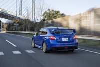 大型のリアウイングや、リアタイヤ後方のエアアウトレットなどが目を引くリアビュー。試乗車には純正アクセサリーとして用意される、STI製の空力パーツも装着されていた。