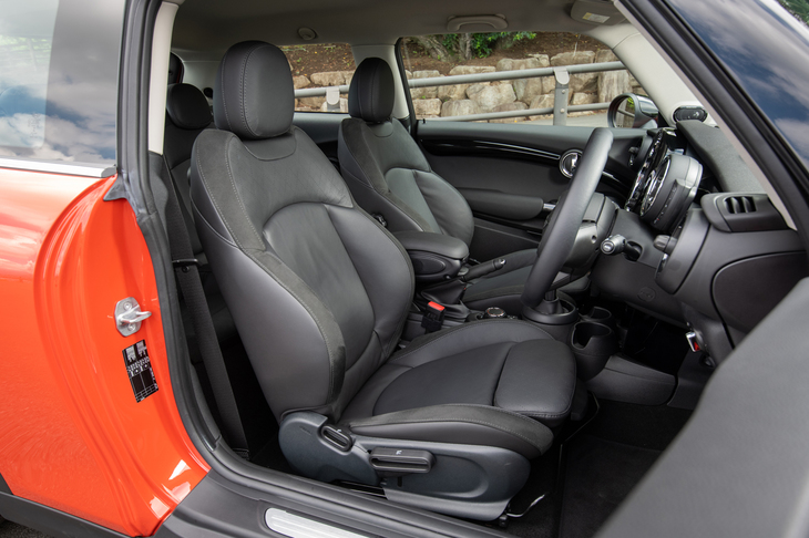 テスト車にはパッケージオプション「Studio styleインテリア」に含まれるレザースポーツシートが装着されていた。