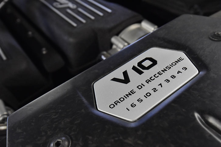V10ユニットの最大トルクは55.1kgm。わずか1000rpm時にその75%を生み出す。