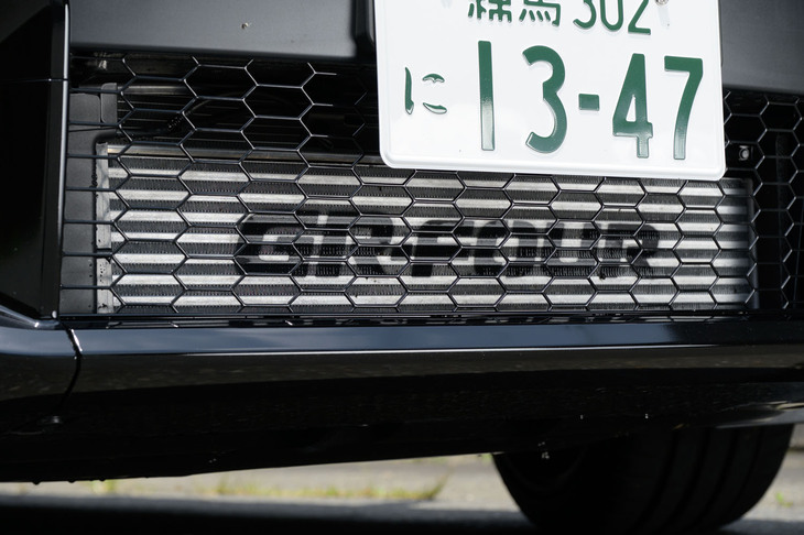 グリル中央に備わったインタークーラーは「GR-FOUR」のロゴ入り。「RZ“ハイパフォーマンス”」ではウオータースプレー機能が標準装備だ。