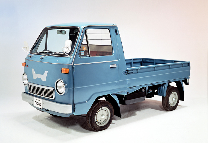 「T360」の後継として1967年に登場した「ホンダTN360」。354cc空冷4ストローク2気筒SOHCエンジン(最高出力30PS)を荷台床下に積んだキャブオーバー型で、荷台は三方開き式が標準だった。
