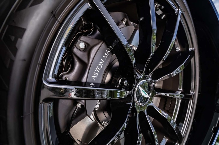 スチール製のブレーキディスクを採用する「DB11 AMR」。ディスクサイズは前400×36mm(6ピストン)、後ろ360×32m(4ピストン)。