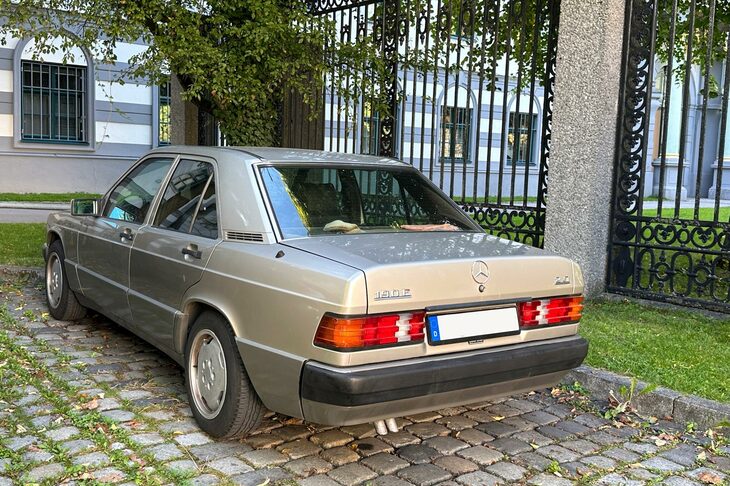 同市内で。懐かしい「メルセデス・ベンツ190E」。1988年以降の後期型である。車齢は最低でも30年ということになる。