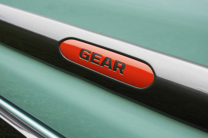 スズキ・スペーシア ギア ハイブリッドXZターボ(「GEAR」ロゴ)