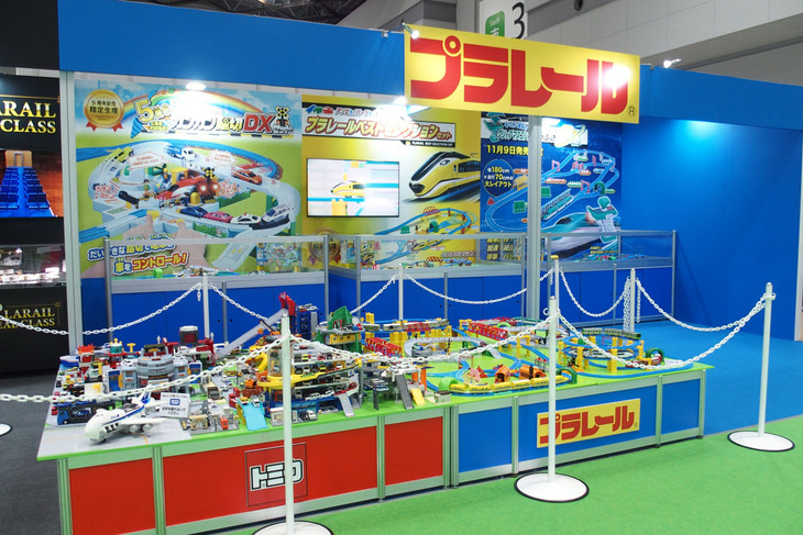 タカラトミーブースの様子。