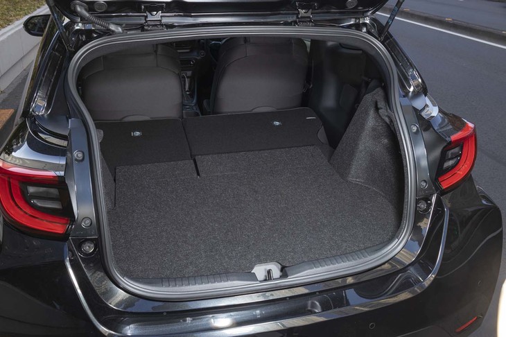 写真のように後席の背もたれを倒せば、27インチのロードバイクが1台、9.5インチのゴルフバッグとゴルフ用スポーツバッグであれば2セット収納できる。