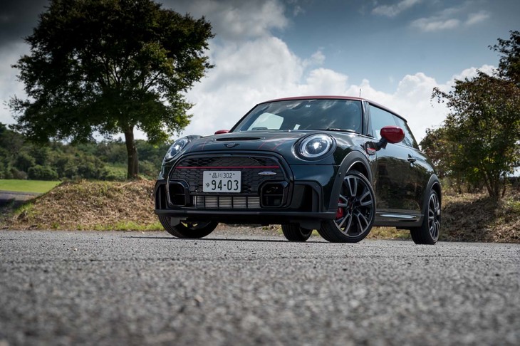 今回の試乗車は「MINI 3ドア」の「ジョンクーパーワークス」。車両本体価格は482万円。
