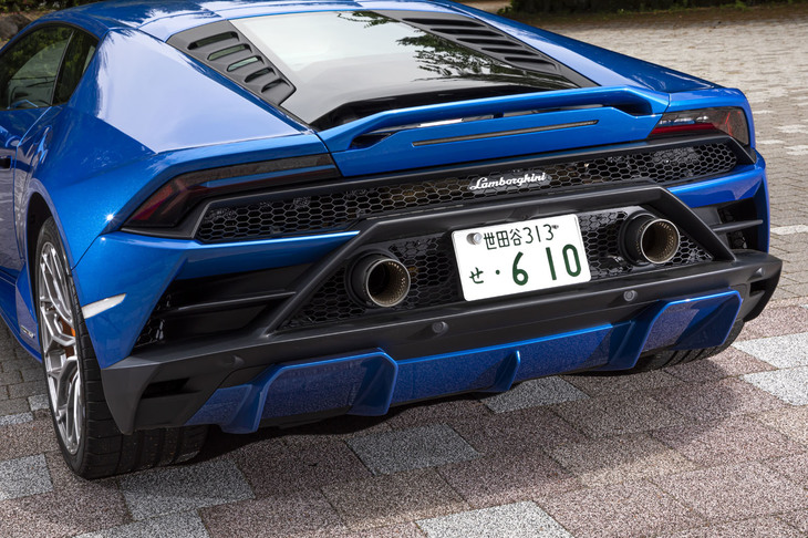 車体後部下に備わるディフューザーも「ウラカンEVO RWD」専用のデザイン。オプションの「スタイルパッケージ」を選択すると、写真のようなボディー同色仕上げとなる。