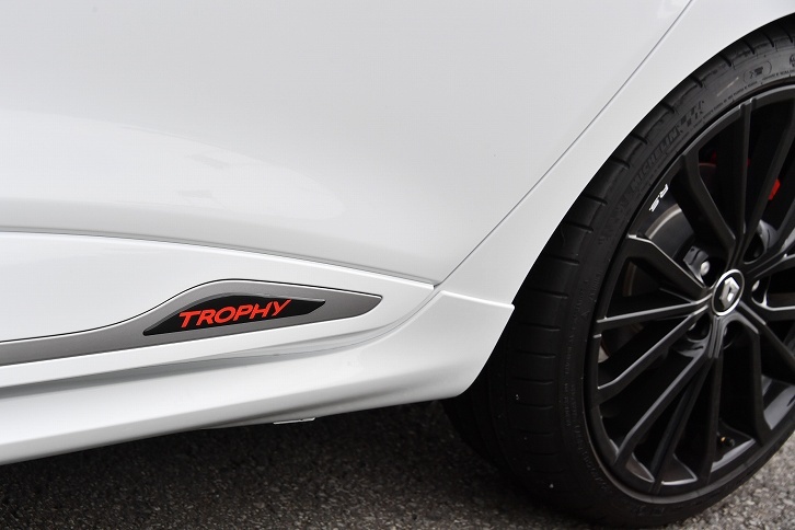 サイドプロテクションモールフィニッシャーの後端には「TROPHY」のロゴが輝く。